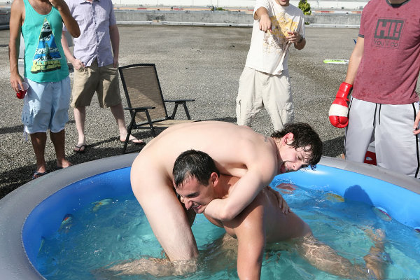 bataille improvisé dans piscine gonflable