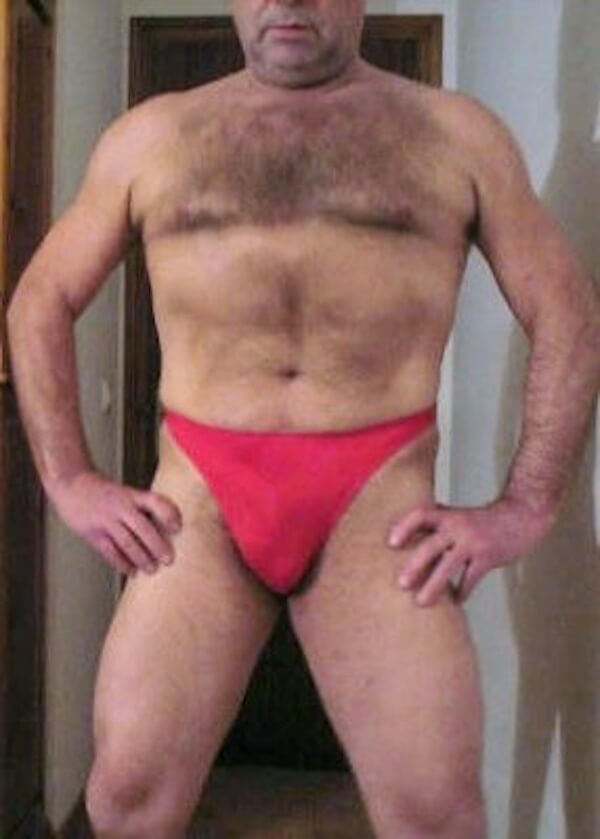 lutteur gay dominant slip rouge
