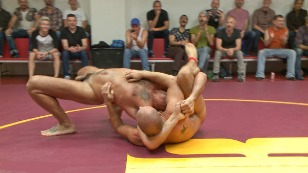 a poil devant tout le monde