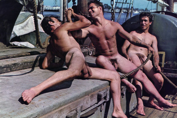 Jeux de force entre marins nus